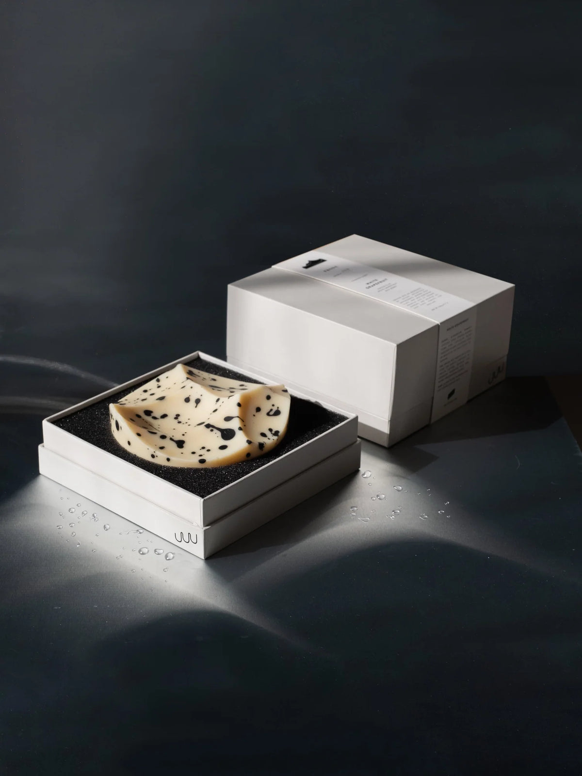 The bar on a pale dish