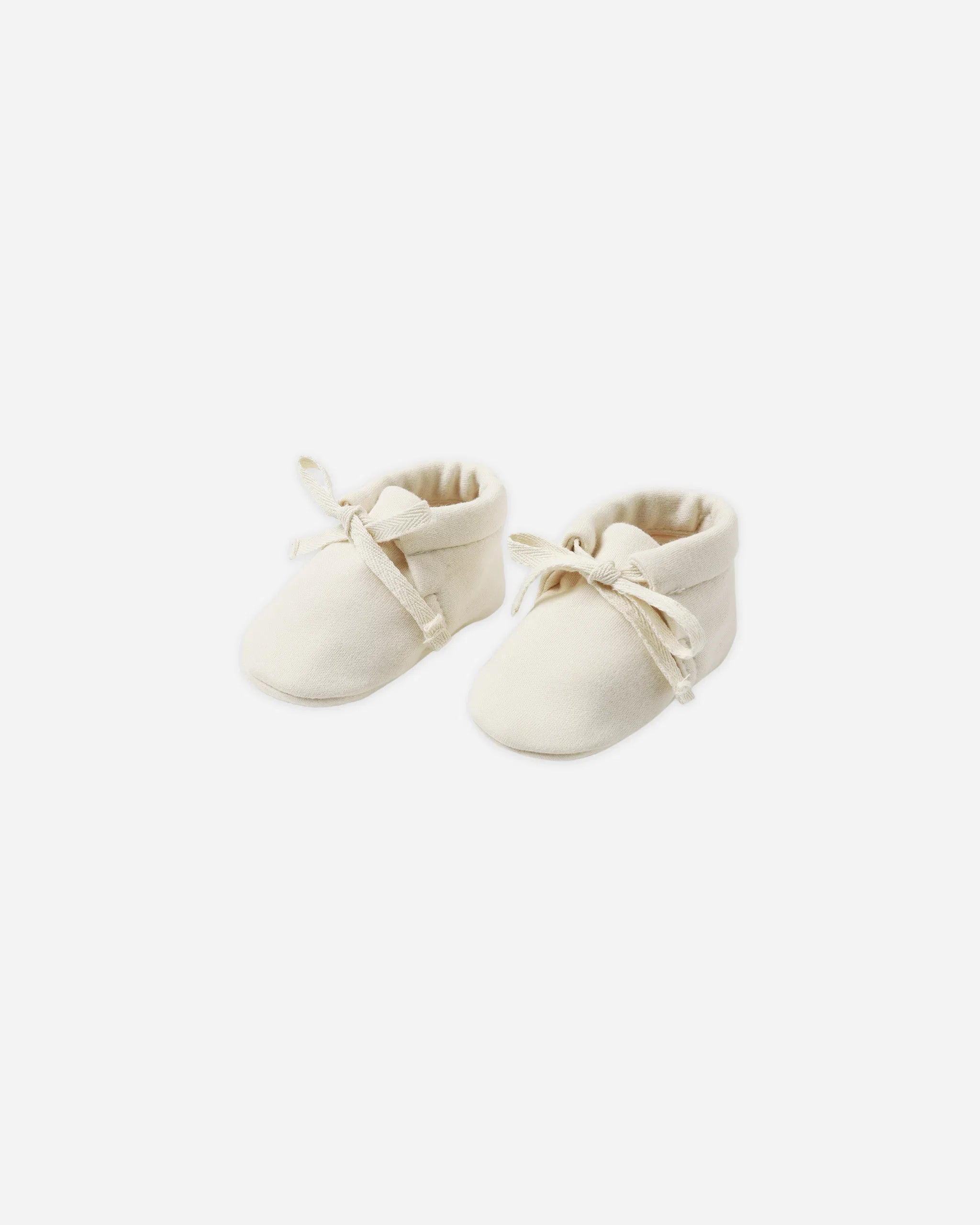 Quincy Mae baby booties in natural, GOTS-certified organic cotton with ankle ties