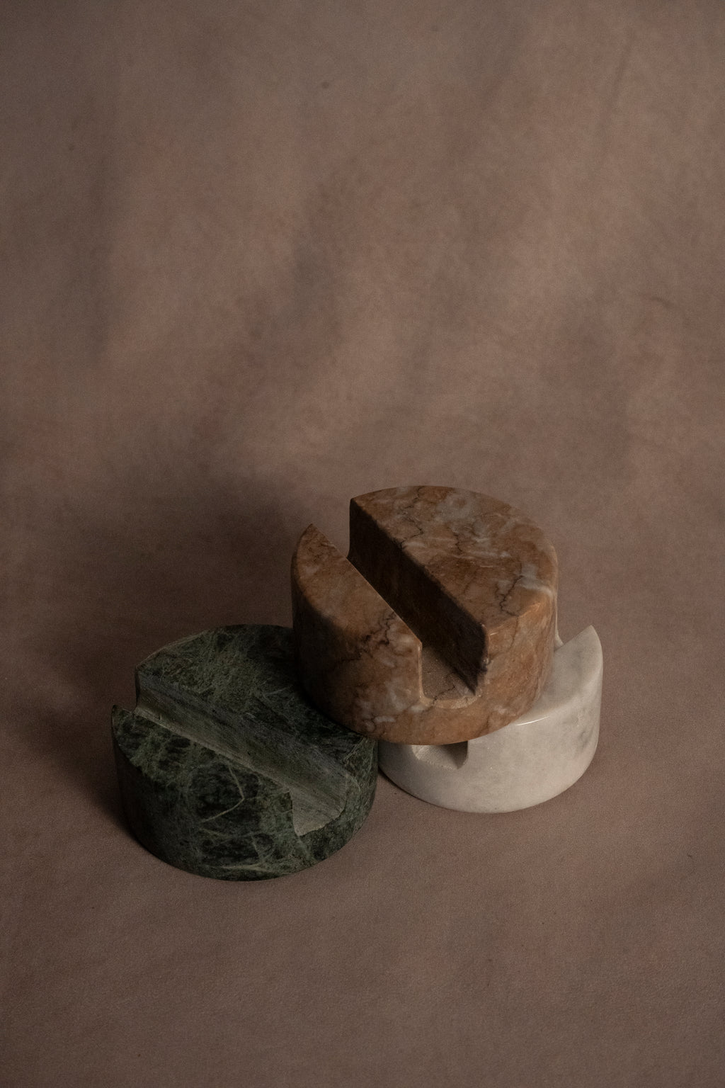 Green onyx phone stand, banding detail
